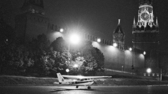 Пилотът, който кацна на Червения площад, стана йога