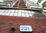 Блок 231 в кв. "Борово" се пропука от земетресението. Снимки: Сергей Антонов