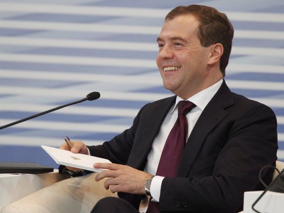 Медведев пое "Единна Русия"