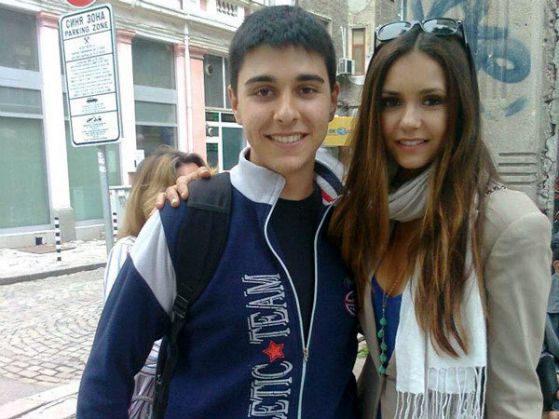 Нина Добрев се снима с българските си фенове. Снимка: Facebook