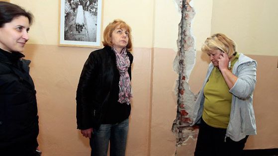 Фандъкова оглежда пострадалата от земетресението сграда на 18 СОУ в София. Вдясно е директорът на училището Величка Стойчева. Снимка: БГНЕС