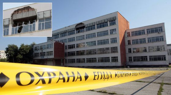 Част от фасадата на 90-то училище в София падна след трусовете и пороите. Снимка: БГНЕС