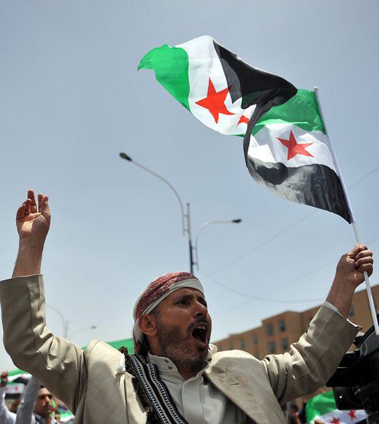 Един от многобройните протести в Сирия срещу режима на Башар Асад. Снимка: EPA/БГНЕС