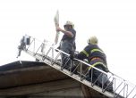 Пожарникари махат опасни ламарини по „Витошка“