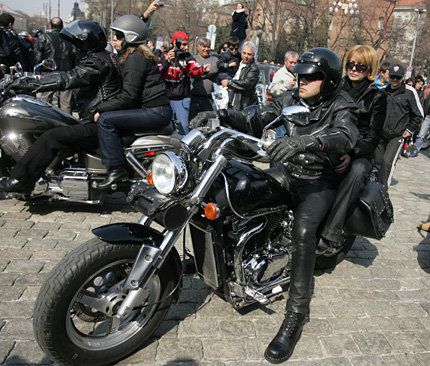 На официалното откриване на мотосезона в края на март Фандъкова обеща забраната за мотори по бул. 