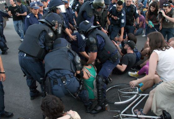 Полиция арестува протестиращ срещу поправките в Закона за горите по време на протест на Орлов мост на 13 юни 2012 г. Снимка: Сергей Антонов