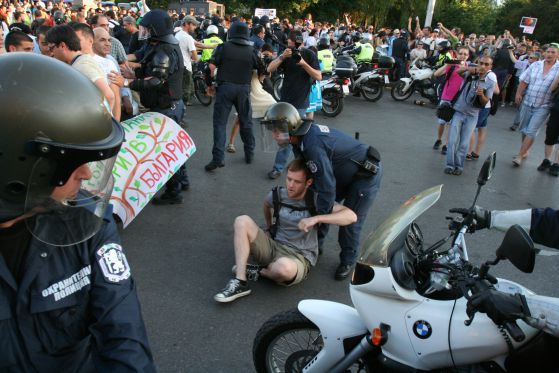 Полиция арестува протестиращ срещу поправките в Закона за горите по време на протест на Орлов мост на 13 юни 2012 г. Снимка: Сергей Антонов