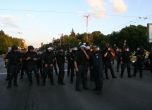 Полицията поставя заграждения на Орлов мост преди протеста