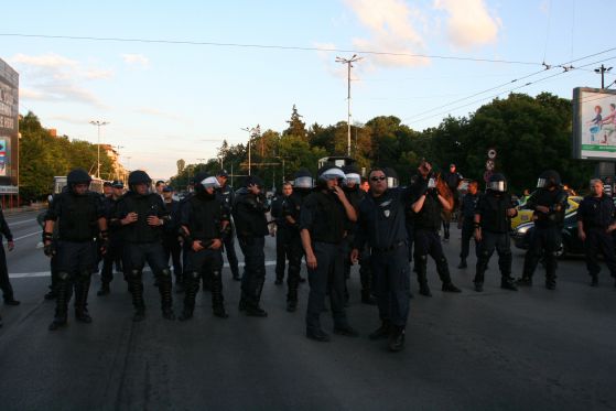 Полицията се опитва отново да се подготви за протеста, като вече са започнали поставянията на заграждения. Снимка: Сергей Антонов