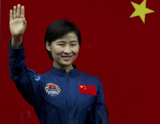 Китай изпрати жена в космоса 