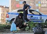 Жена сади цвете в петия ден на протести, минал под мотото "Посади цвете". В това време полицаи отегчено чакат всичко да приключи. Снимка: Булфото