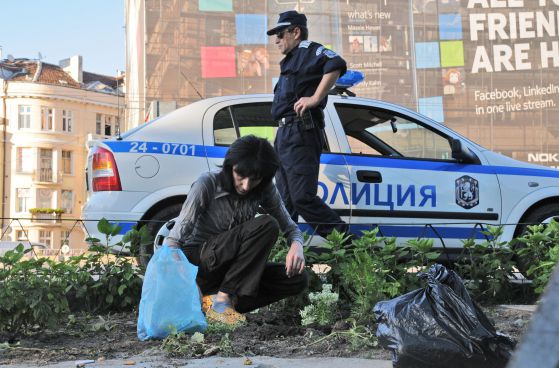 Жена сади цвете в петия ден на протести, минал под мотото 