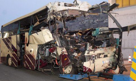Автобус се преобърна в Хърватия: 8 загинаха, 44 ранени (видео)