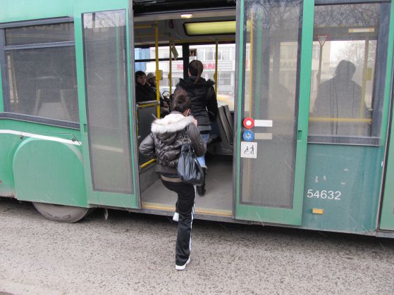Роми потрошиха автобус на градския транспорт