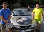 Собственикът на колата Спиро Янкулов (вдясно) и художнникът Илиян Илиев (вляво), Снимка: БГНЕС