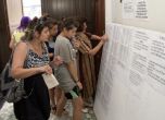 Ученици проверяват къде са класирани по време на кампания 2012 за прием в гимназиите. Снимка: grada.bg