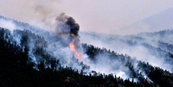 Една жертва и 35 000 евакуирани заради огромен пожар в Колорадо