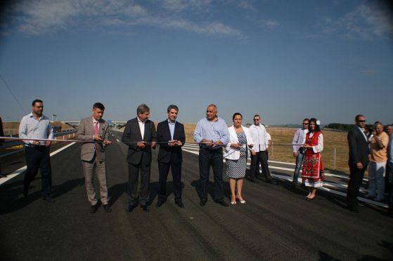 Бойко Борисов, Росен Плевнелиев и Лиляна Павлова режат лентата при откриването на отсечка от автомагистрала 