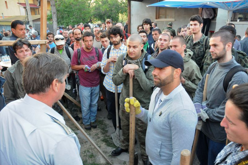 Първан Секиранов от пожарната инструктира своя отряд доброволци.