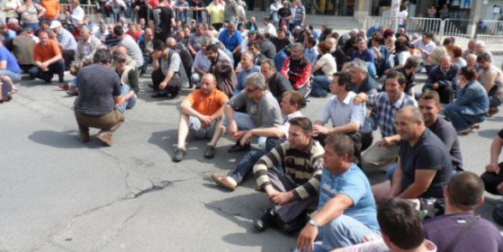 200 души окупираха общината във Варна заради Морската градина