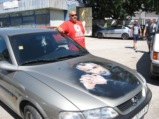 Рисуват Дянков на задния капак на колата с лика на Борисов
