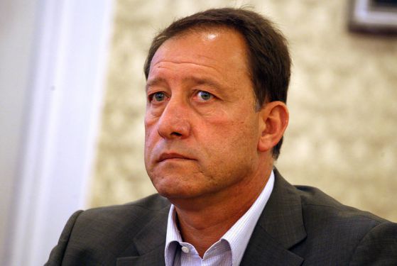 Свиват администрацията в МО, вдигат пределната възраст на войниците