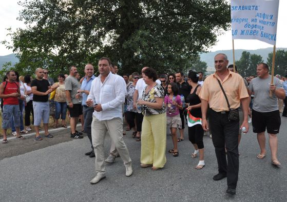 Кметът на Банско Георги Икономов поведе протестиращите на Е-79. Снимка: Булфото
