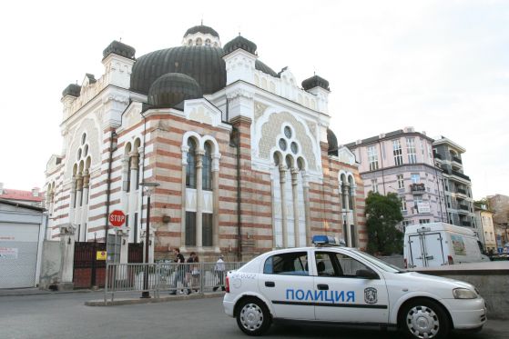 Полиция пази синагогата след атентата