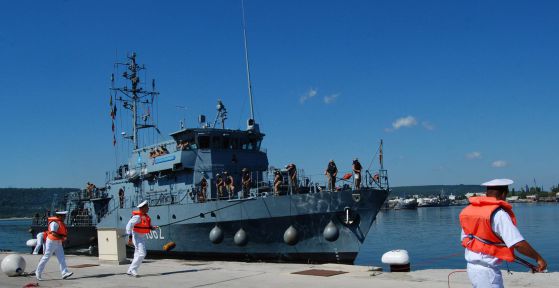 Бойни кораби на НАТО акостираха във Варна ден след кървавия атентат в Бургас. Снимка: Булфото