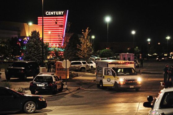 12 души убити при нападение в киносалон в САЩ (снимки)