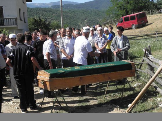 Погребението на Мустафа Кьосев, загинал при бомбения атентат на летище Сарафово в Бургас. Снимка: БГНЕС