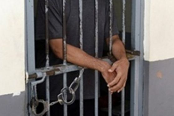 Задържан е надзирател на софийския затвор