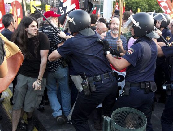 Испанци излязоха на протест за оставката на премиера