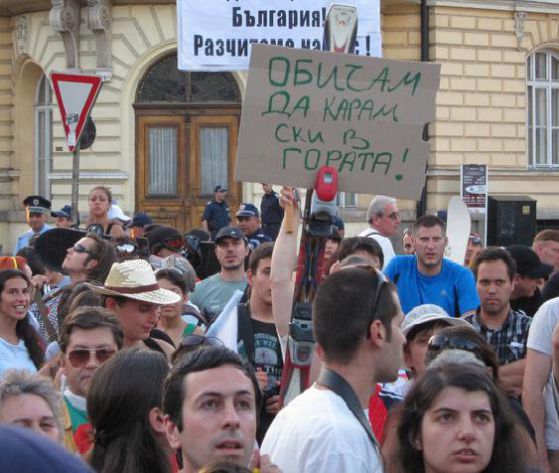 Байкъри и туристи връчват писмо на Фандъкова