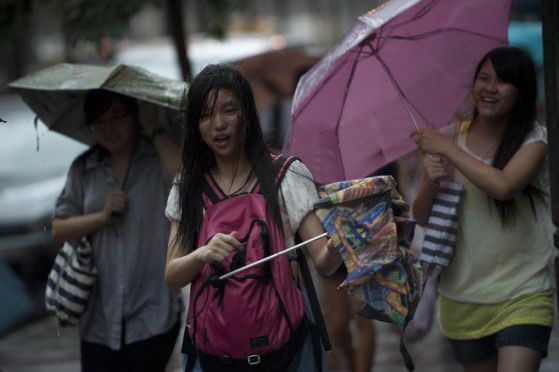 Тайфунът Висенте удари Хонконг Снимка: Reuters