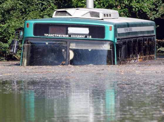 Авария на ВиК на Варненското дружество потопи автобус. Снимка: БГНЕС
