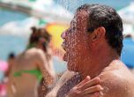 Мъж се разхлажда под душ на плажа в горещото време. Снимка: БГНЕС