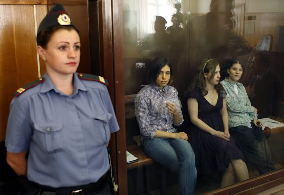 Путин готви амнистия за Pussy Riot, но не и за Навални