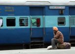 Над 47 загинали при пожар във влак в Индия