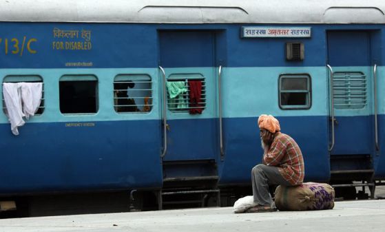 Над 47 души загинаха при пожар в пътнически влак в Индия. Снимка: EPA/БГНЕС