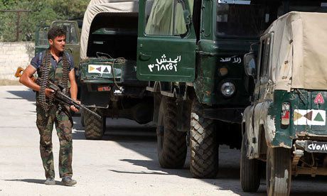 Боец от Сирийската свободна армия патрулира около военна база в Алепо. Снимка: ЕПА