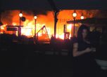 Благомира пред горящото заведение на баща си. Снимка: Facebook