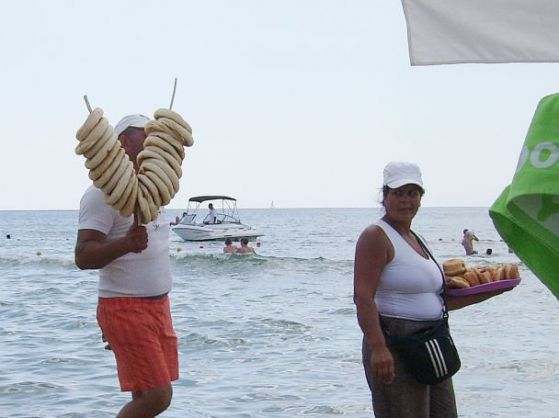 Спасители продават храна по плажовете