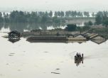 Над 100 души загинаха при потопа в Северна Корея (снимки)