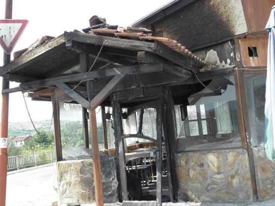 Запалиха заведението на бивш кмет на Катунци (снимки)
