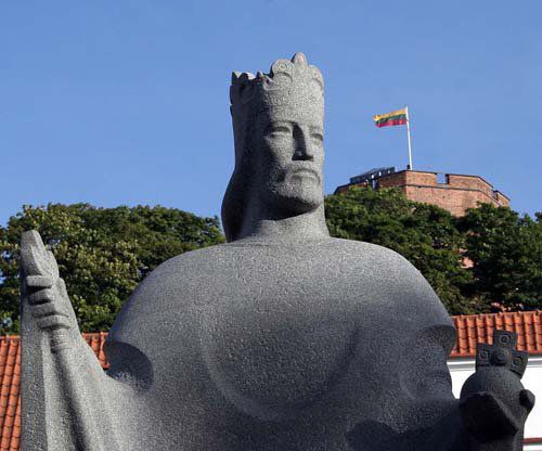 Задържаха българин за оскверняване на паметник в Литва