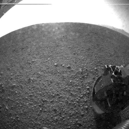 Една от туит-натите от Curiosity снимки, вече без толкова прах, колкото имаше при първата.