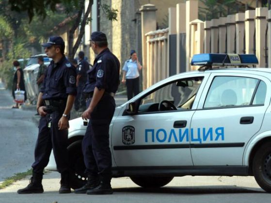 Роми пребиха с камъни полицаи в Петрич