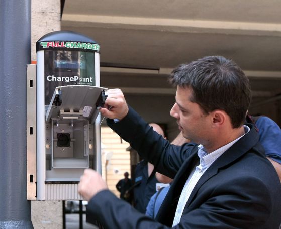 Делян Добрев откри две зарядни станции за електромобили в София. Снимка: БГНЕС