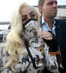 Лейди Гага пристигна в България, крие лицето си с шал
